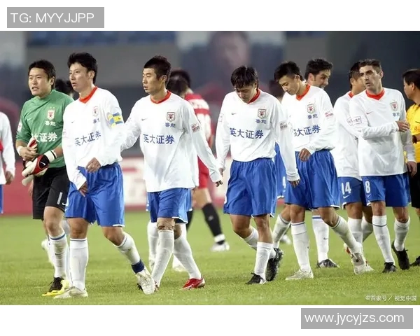 足球明星勇敢拦下保安队展现人性光辉与体育精神