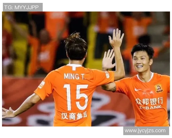 帅气足球明星兄弟同框合影展现青春活力与运动魅力